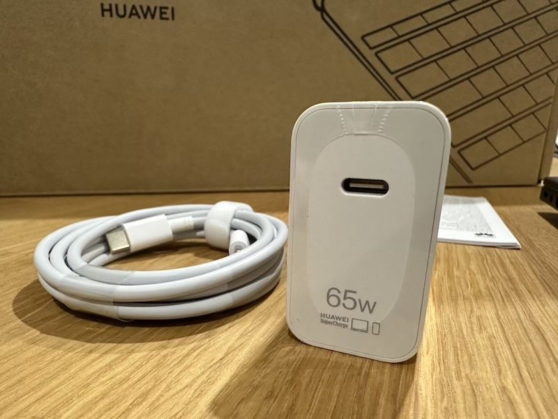 HUAWEI MateBook 14 (2023) im Test - Produktpflege auf hoher Qualität? 13 HUAWEI MateBook 14 2023 Test Netzteil